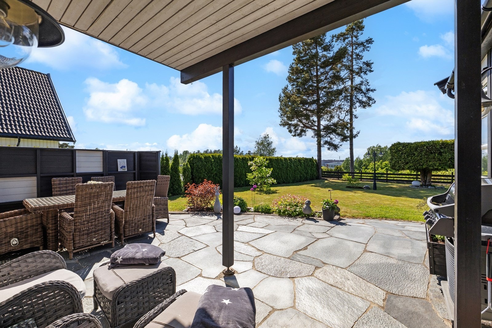 Her har du plass til å ha både stort utebord men også plass til sofa eller solstoler. Galleribilde