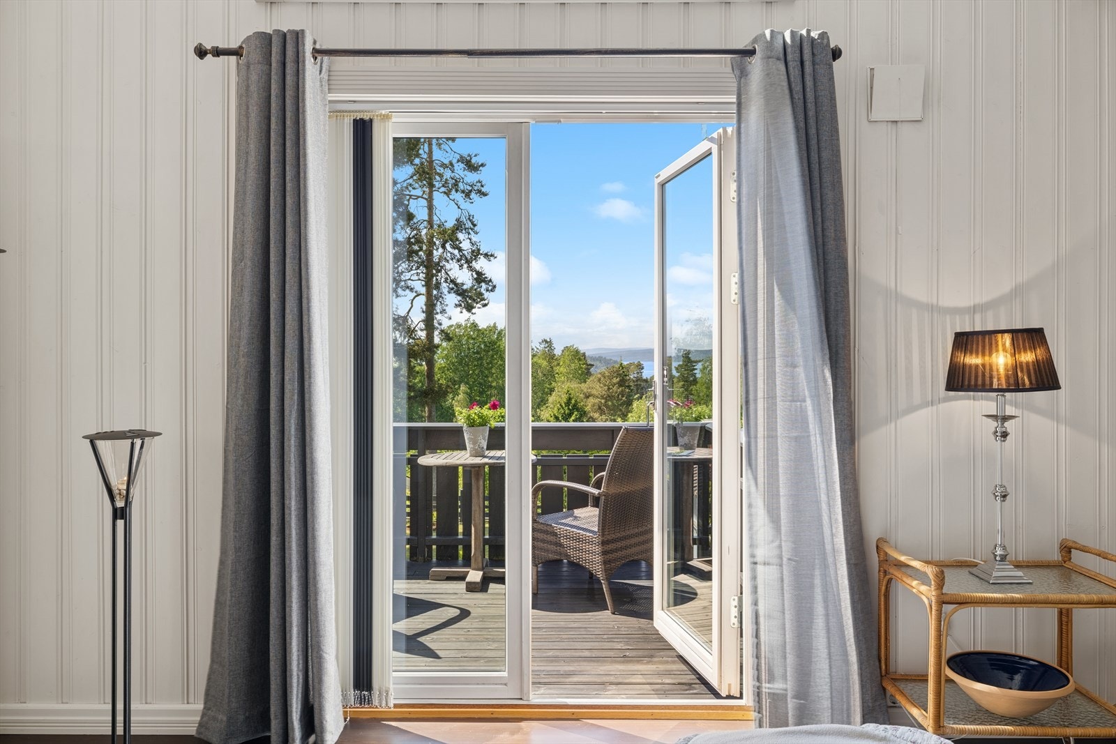 Fra stuen har du adkomst til den hyggelige balkongen med utsikt mot fjorden. Galleribilde