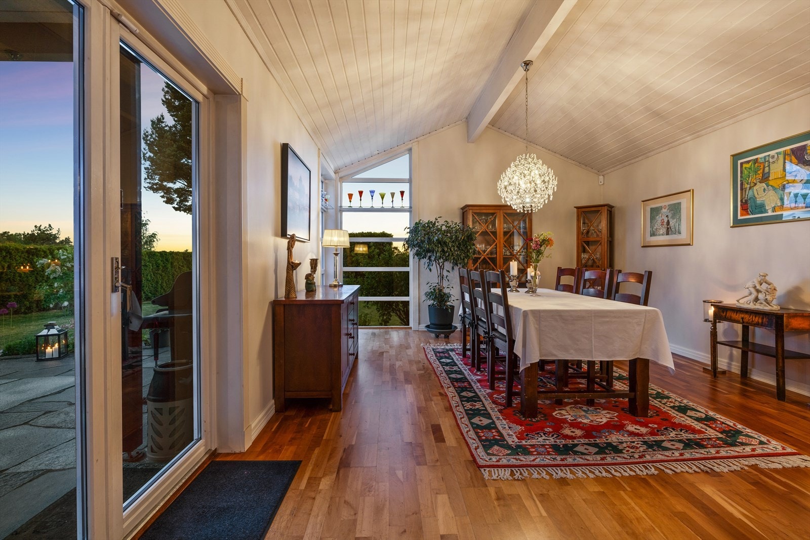 Videre inn har du spisestuen. Her er god plass til å dekke opp med langbord for sosiale sammenkomster! Galleribilde