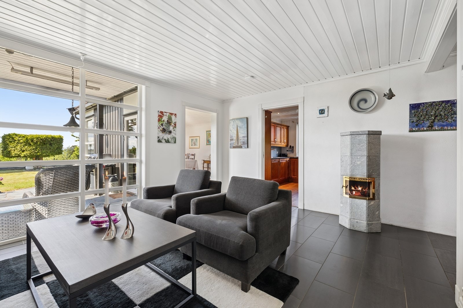 Stuen er delt i to soner. Det er dermed gode møbleringsmuligheter. Den elegante peisen i stuen varmer godt. Galleribilde