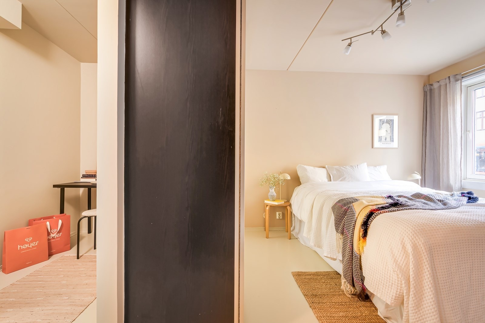 Soverommet har god plass til dobbeltseng og nattbord Galleribilde