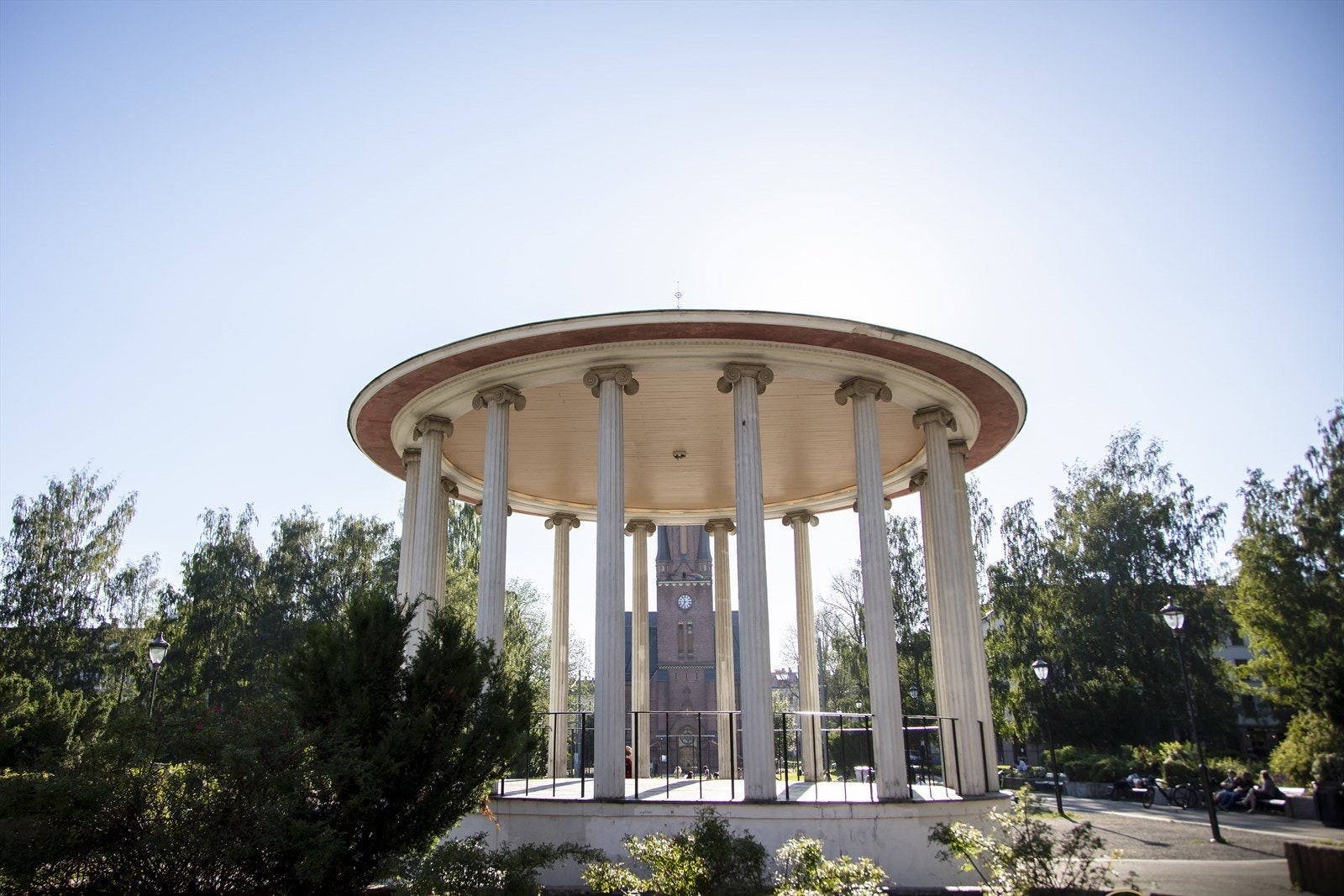 Birkelunden park - Populær park øverst på Grünerløkka med bruktmarked hver søndag og vakker paviljong som er mye brukt til konserter Galleribilde