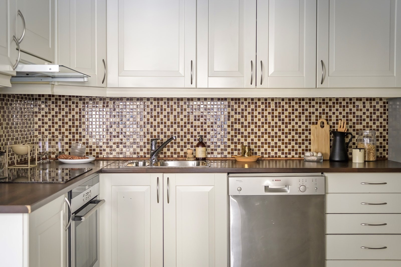 Det er integrert platetopp og stekeovn, samt frittstående kjøl/fryseskap og oppvaskmaskin Galleribilde