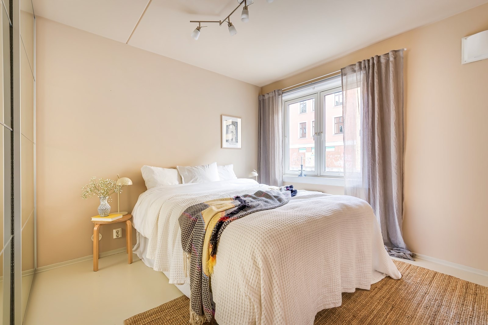 Soverommet byr på god plass og rolig atmosfære, med vindu som slipper inn naturlig lys Galleribilde