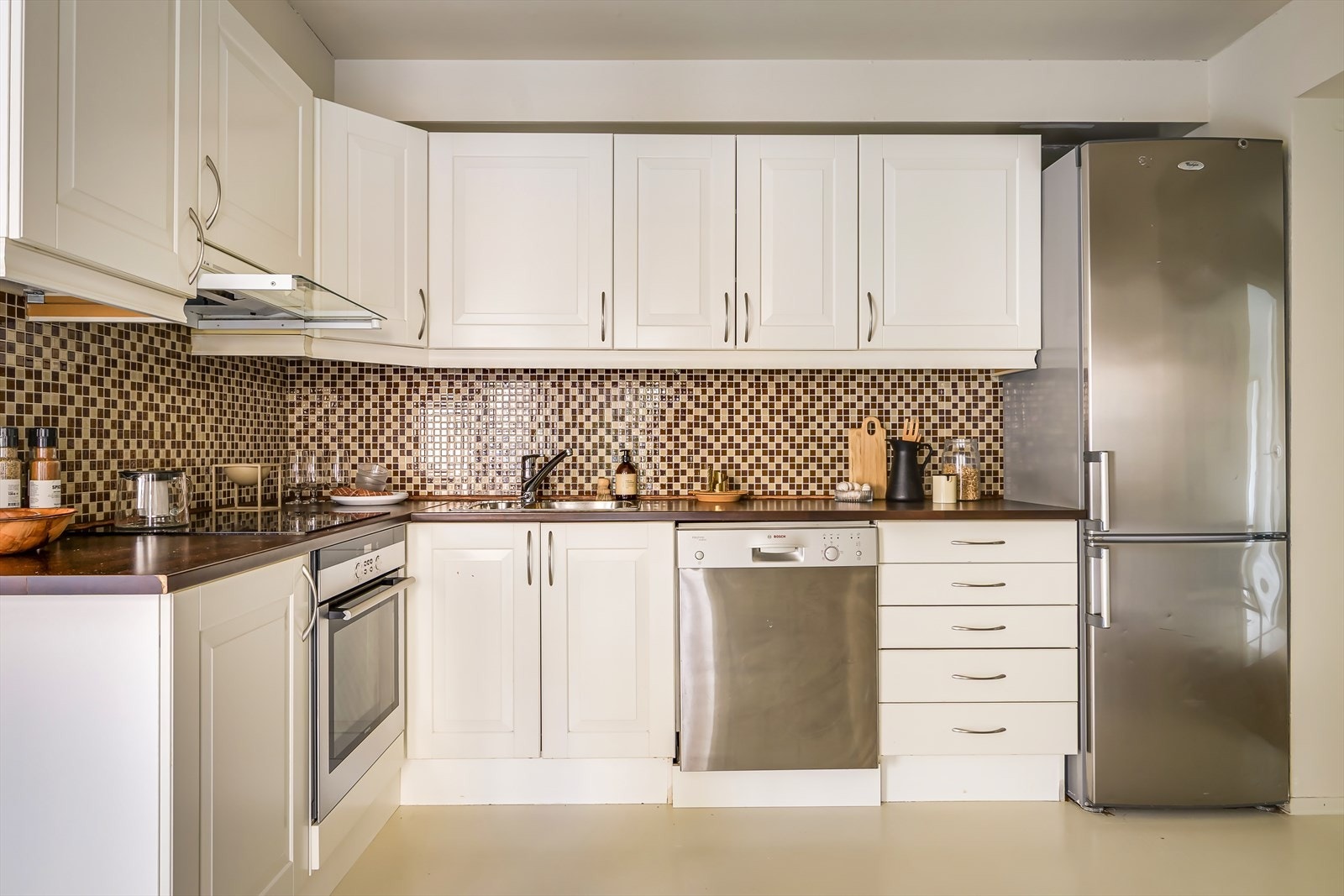 Kjøkkeninnredning består av glatte laminerte fronter og laminert benkeplate. Galleribilde