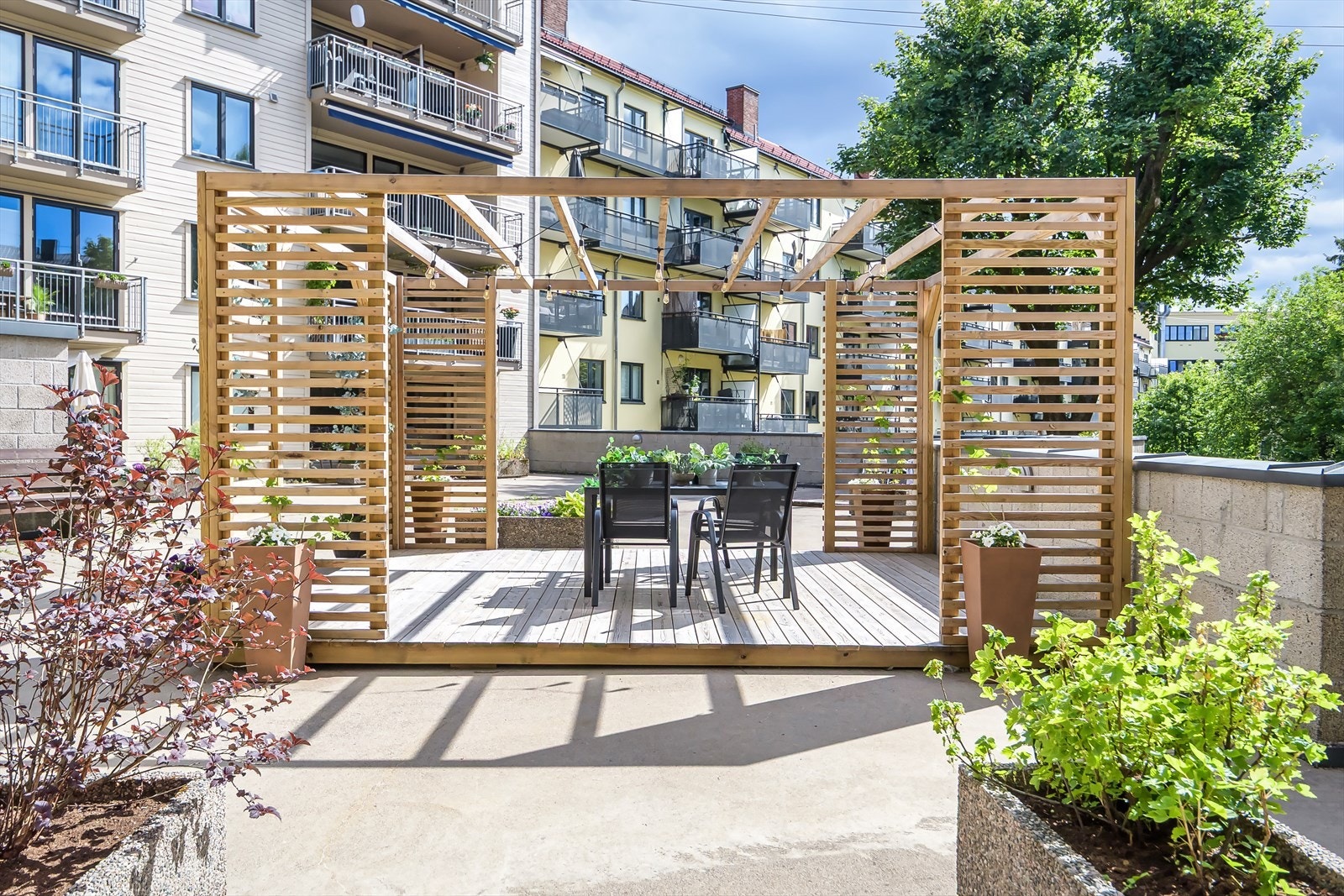 Sjarmerende uteplass med pergola og beplantning, perfekt for rolige stunder. Galleribilde