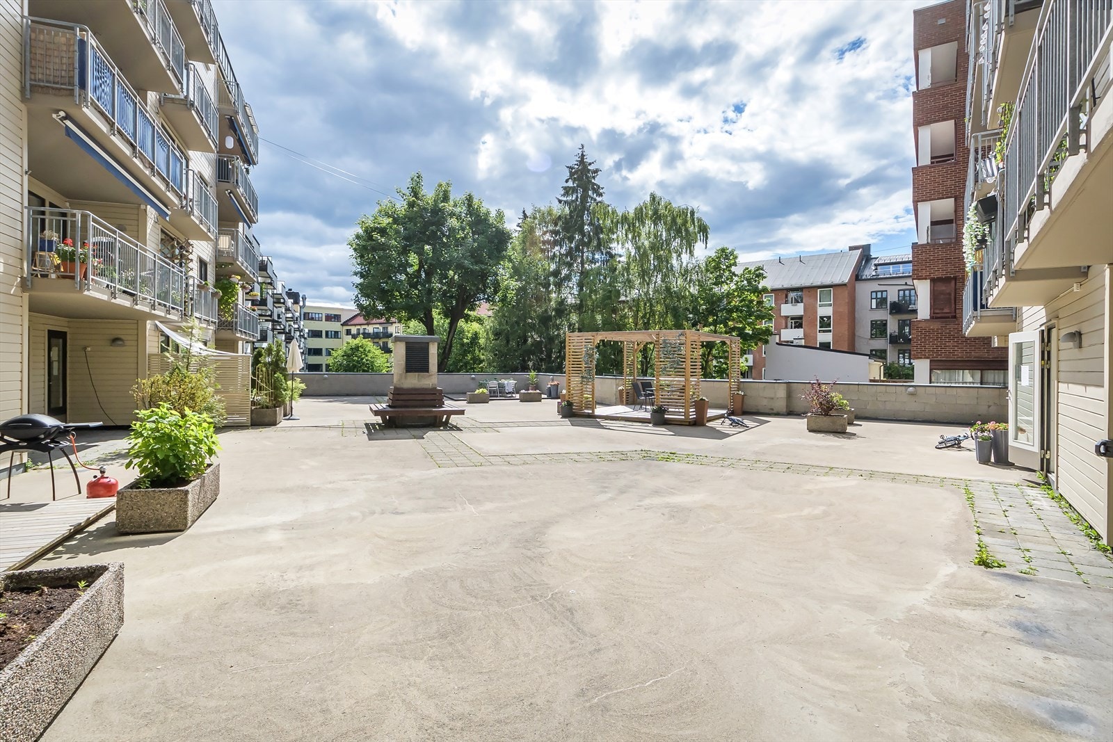 Romslig og hyggelig bakgård med sittegrupper og god plass til både store og små. Galleribilde