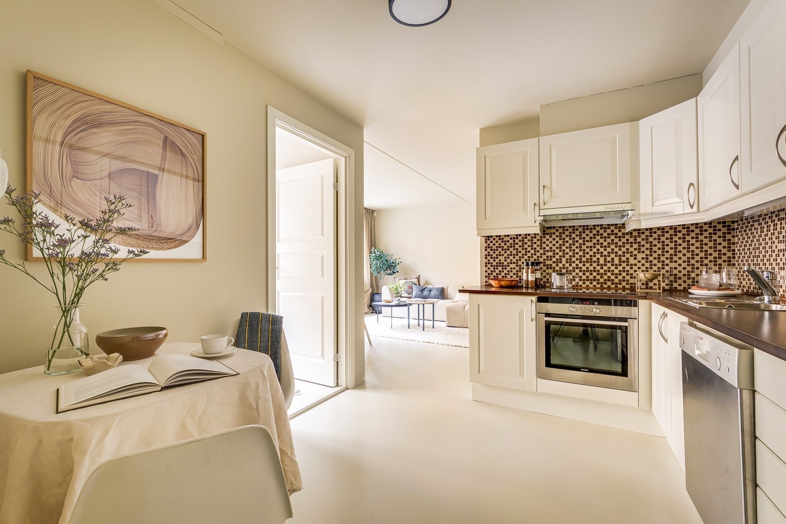 En svært sjarmerende og pen 4-roms med attraktiv og sentral beliggenhet på populære Grünerløkka! Galleribilde