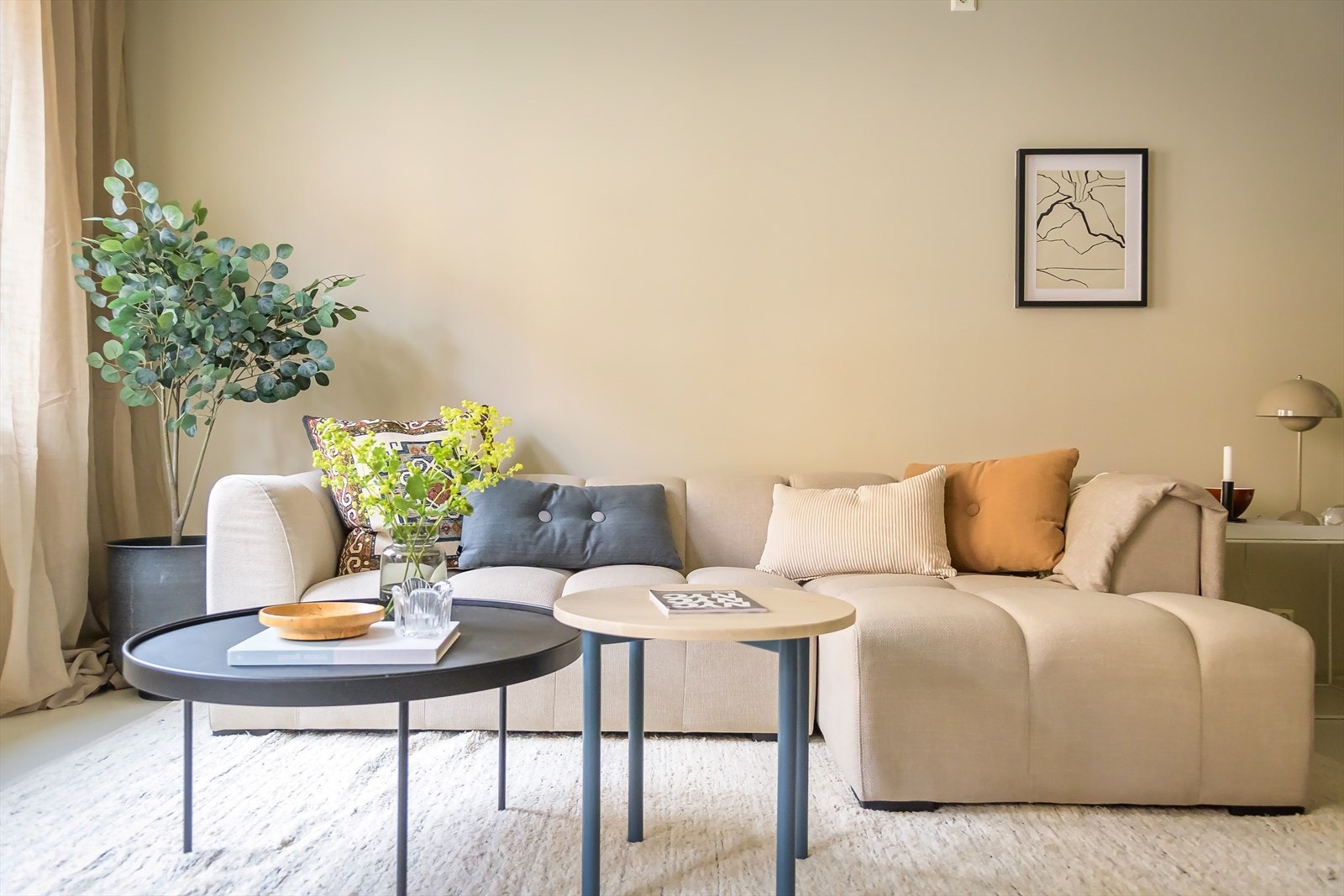 Behagelig rom med naturlig lys og gjennomført stil som skaper ro og trivsel. Galleribilde