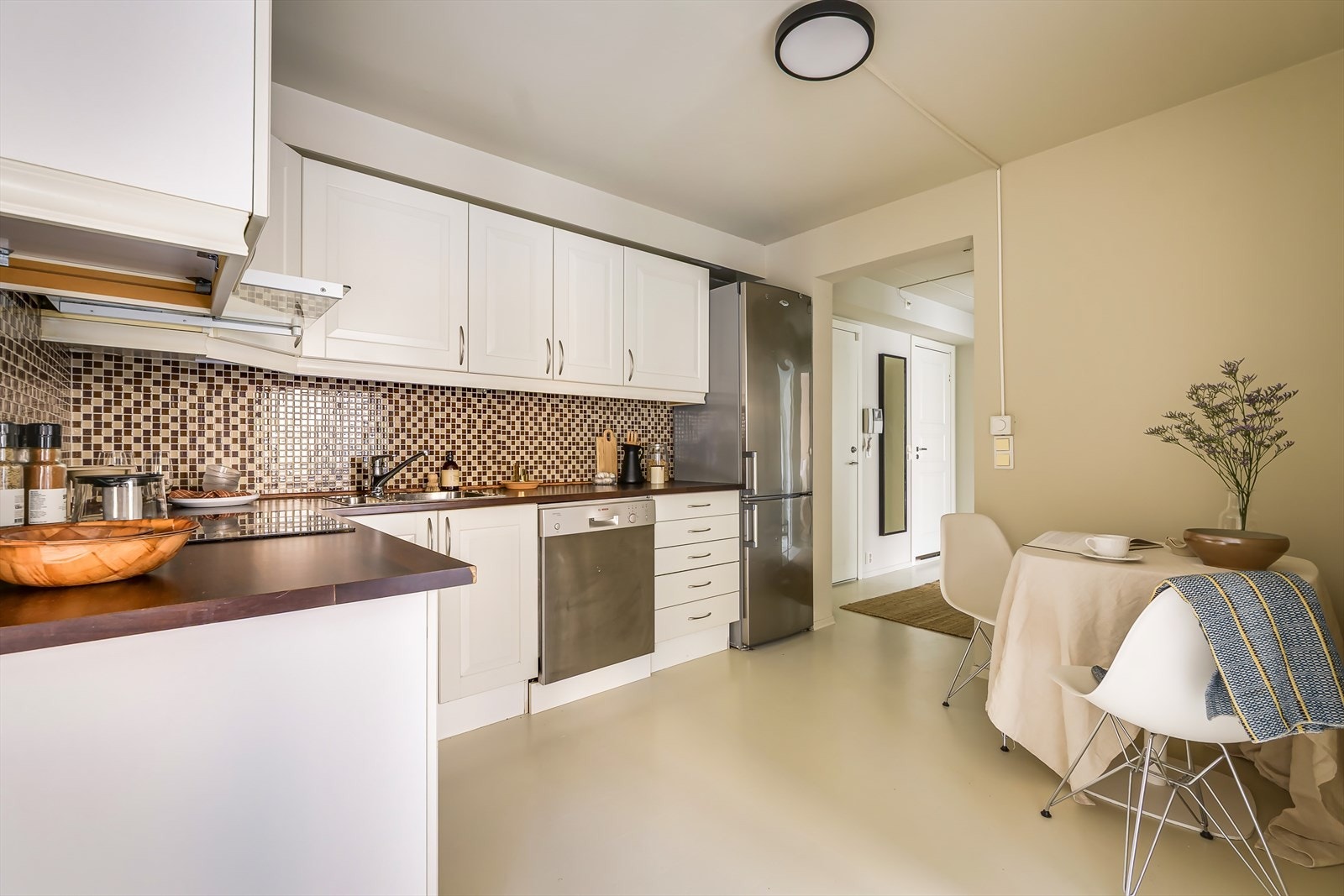 Hyggelig kjøkken i klassisk L-form med plass til et hyggelig spisebord Galleribilde