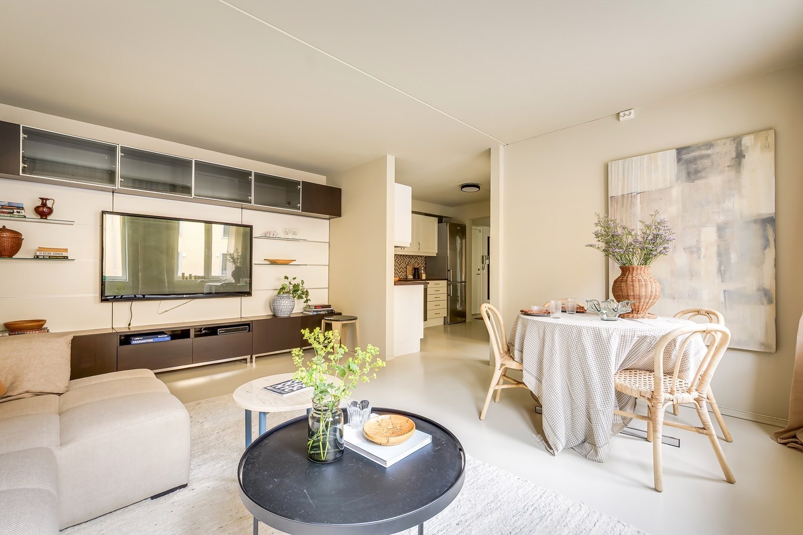 Stuen har god plass sofa, tv-bord og spisebord Galleribilde