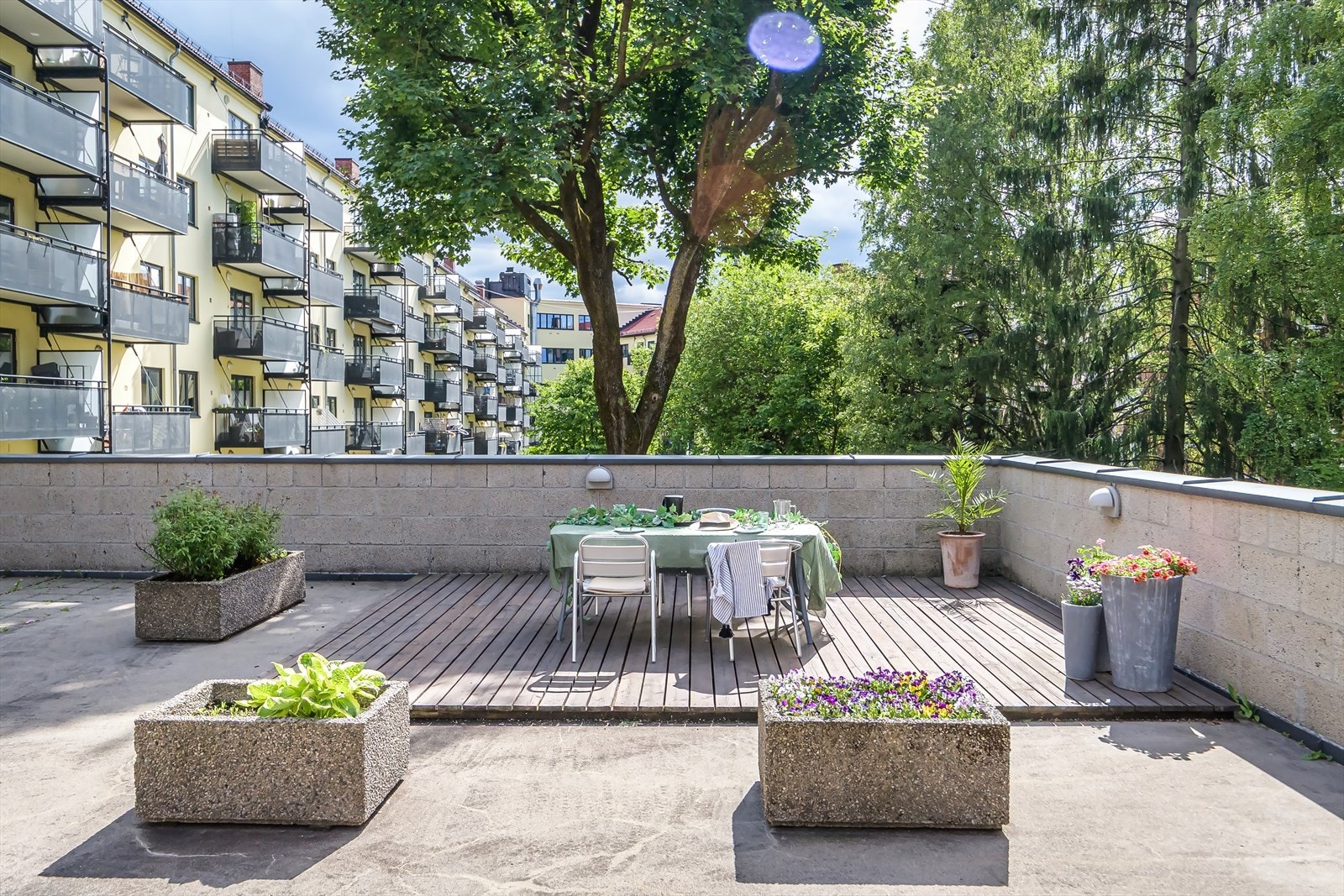 Egen hyggelig uteplass i bakgården - perfekt for måltider og sosiale stunder. Galleribilde