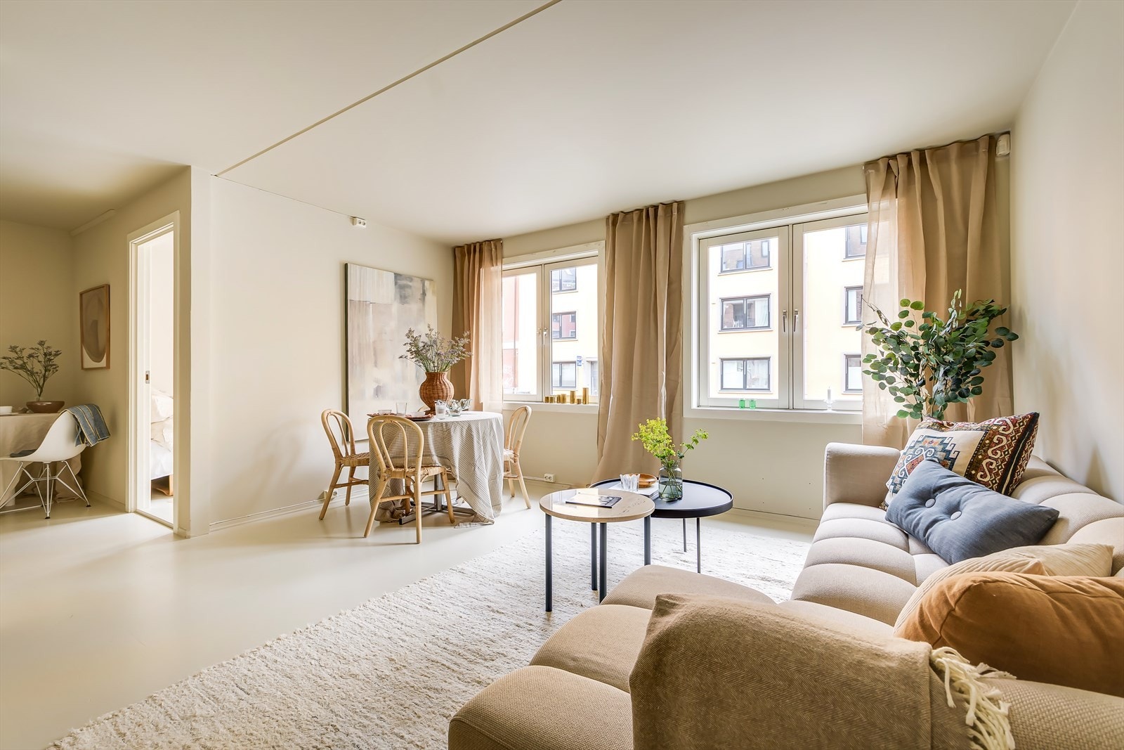 Her får du en gjennomført og stilren leilighet med god planløsning, lyse og romslige oppholdsrom, åpen stue- og kjøkkenløsning samt tre flotte soverom. Galleribilde