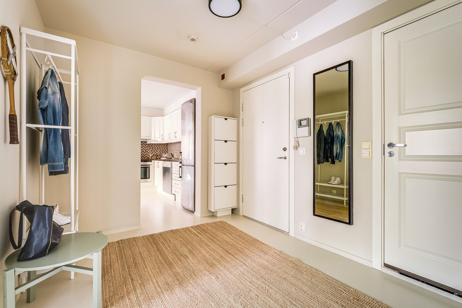 Lys og hyggelig entré med god plass til oppbevaring av klær og sko Galleribilde