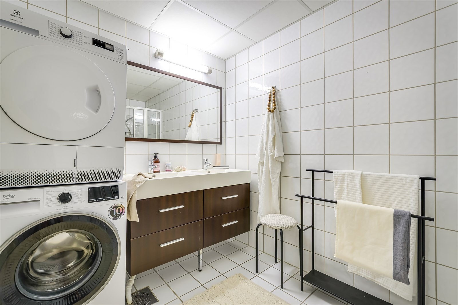 Flislagt bad med gulvvarme og opplegg for vaskemaskin Galleribilde