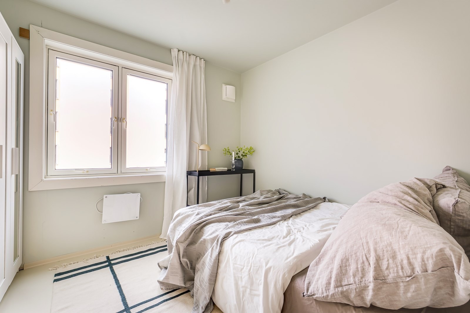 Den andre soverommet er funksjonelt rom med rolig atmosfære og god utnyttelse av arealet. Galleribilde