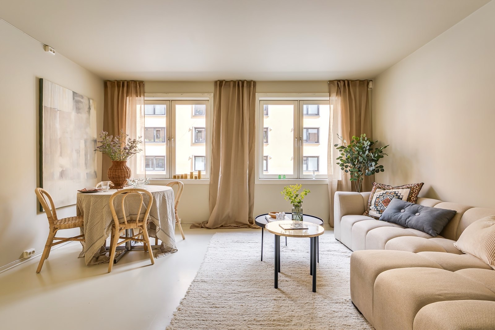 Leiligheten består av behagelige fargetoner og store vindusflater som slipper inn god med naturlig lys Galleribilde