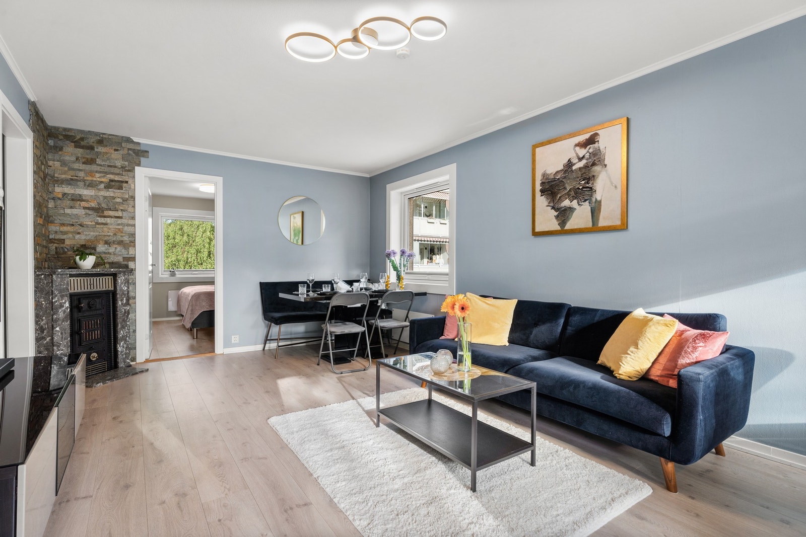 Vedkaminen ligger fint plassert i stuehjørnet som bidrar til en god og energieffektiv oppvarming på kalde årstider. Galleribilde