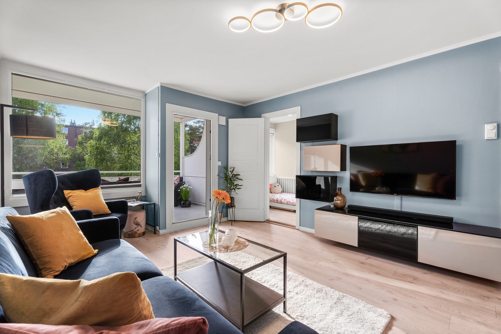 Leiligheten oppleves lys, med store vindusflater skiftet i 2017 som sikrer godt med naturlig lysinnslipp fra flere sider. Galleribilde