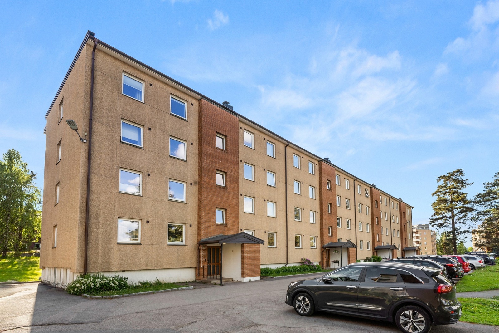 Borettslaget disponerer 155 parkeringsplasser som leies ut etter ventelister, og i 2019/20 ble det etablert 40 ladeplasser for elbil. Galleribilde