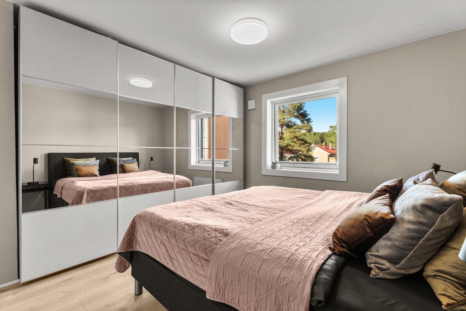 Hovedsoverommet har en stor skyvedørsgarderobe som gir godt med oppbevaringsplass. Galleribilde