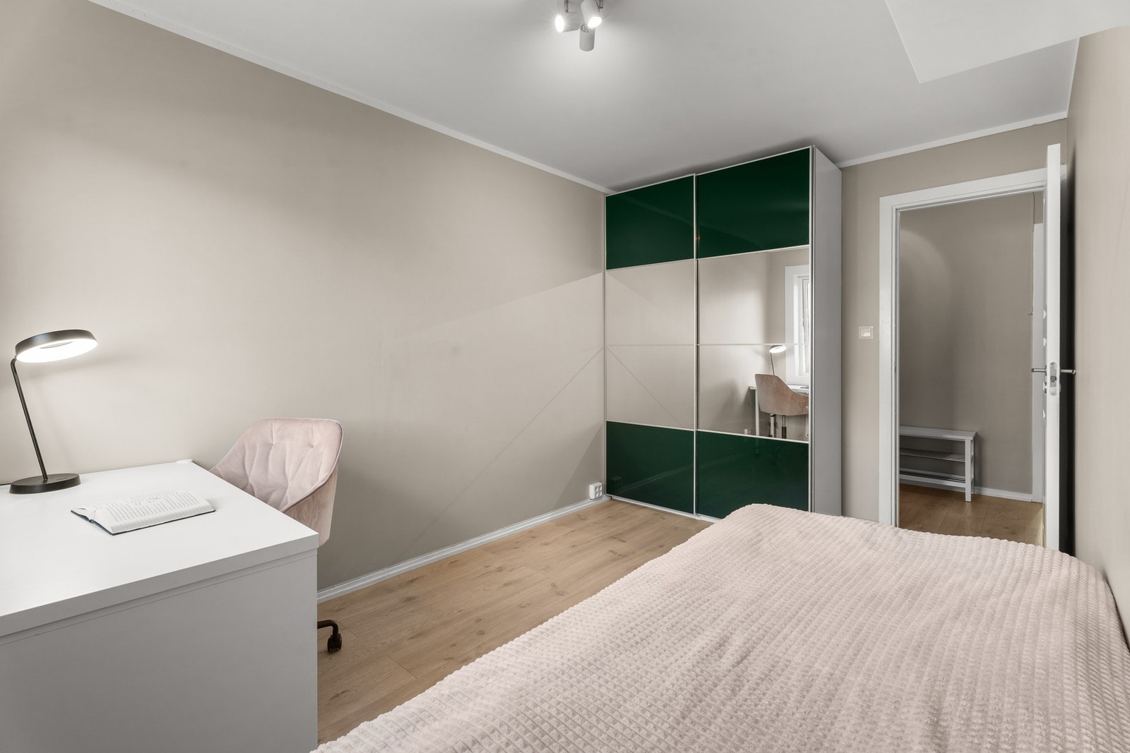 Soverommet er ideelt som barnerom eller gjesterom med plass til seng, skrivebord og garderobeskap. Galleribilde