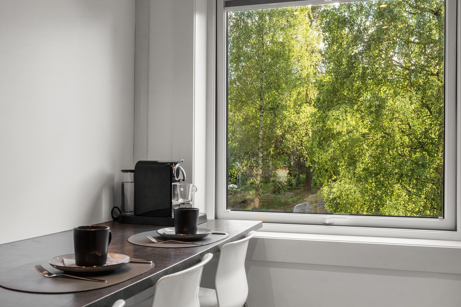 Hyggelig frokostplass med barløsning og hyggelig utsyn mot fellesområdet. Galleribilde