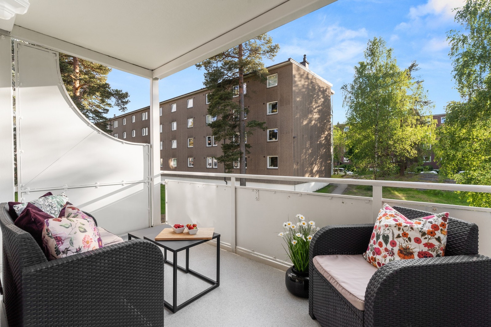 Fra stuen er det utgang til en flott vestvendt balkong på ca. 8 m². Galleribilde