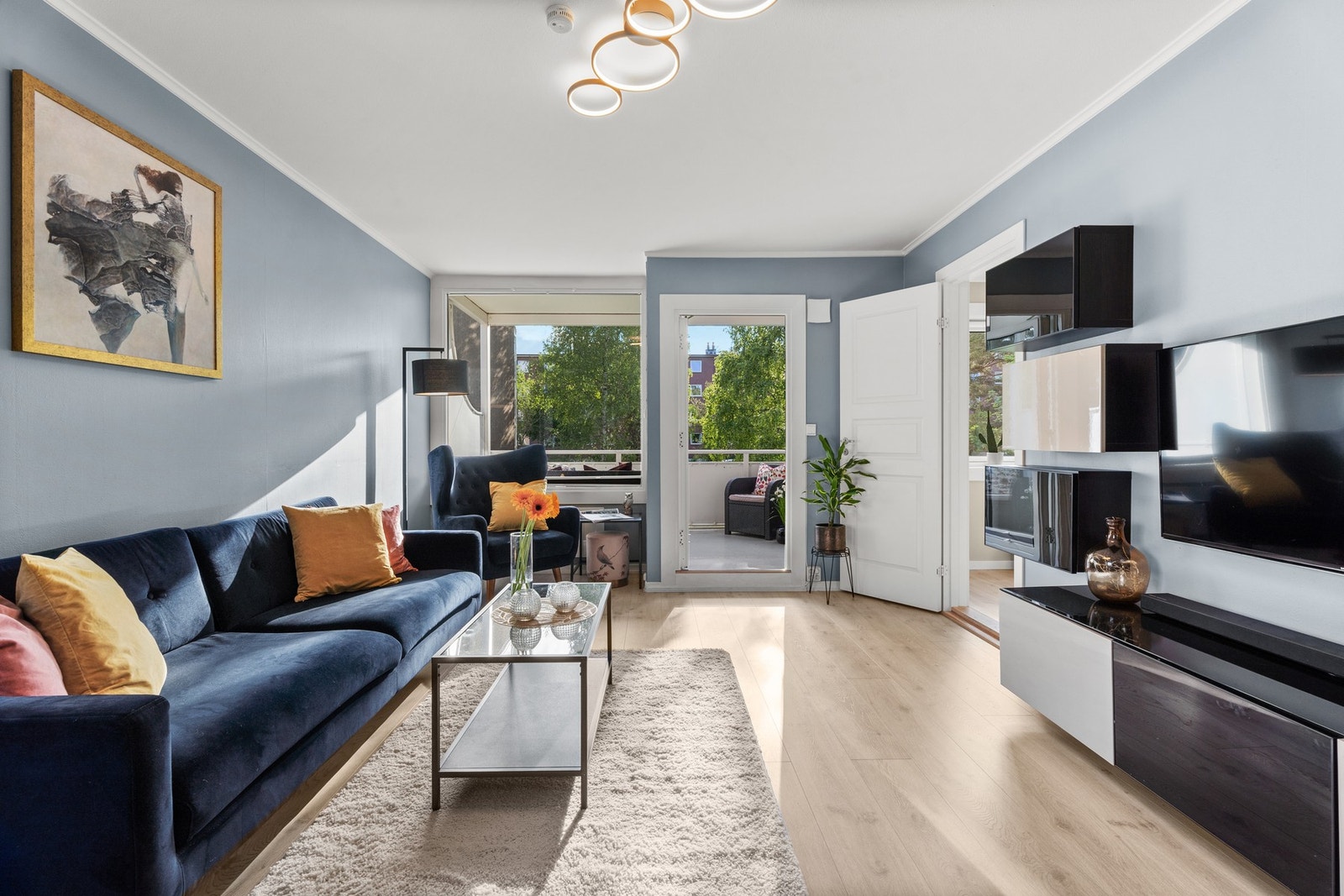 Innvendig holder boligen en velholdt standard med pene og tidsriktige overflater. Galleribilde