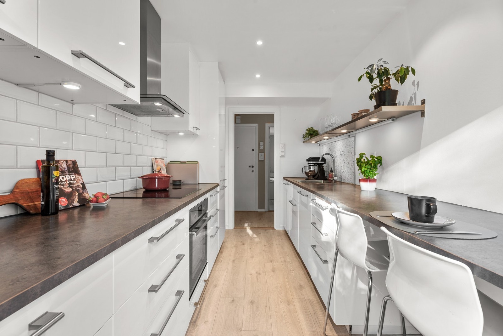 Kjøkkenet byr på godt med skap- og benkeplass fra to sider, som gir god arbeidsplass og oppbevaring. Galleribilde