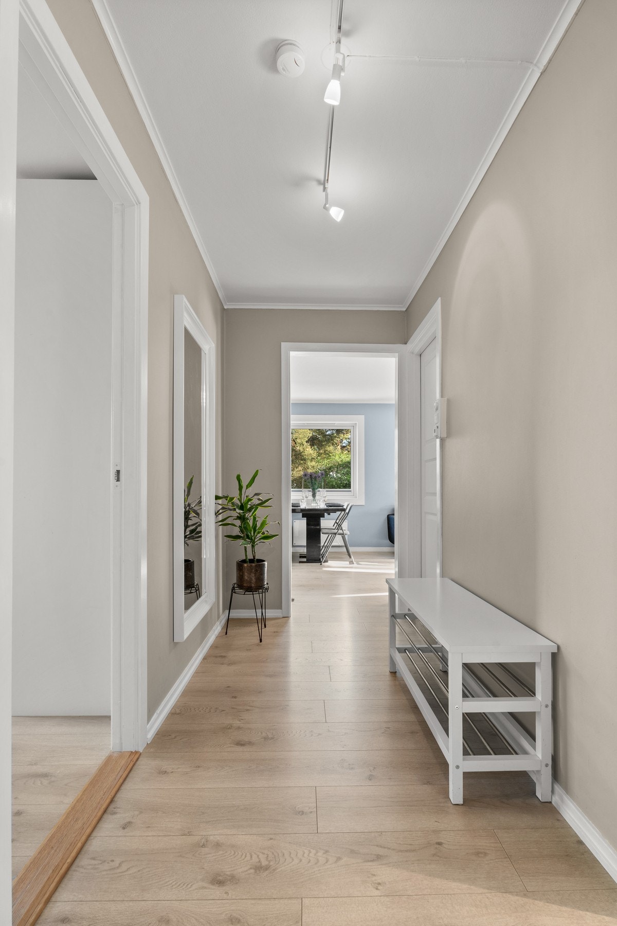 Innbydende entré med plass til skostativ, og annet oppevaringsmøblement. Galleribilde