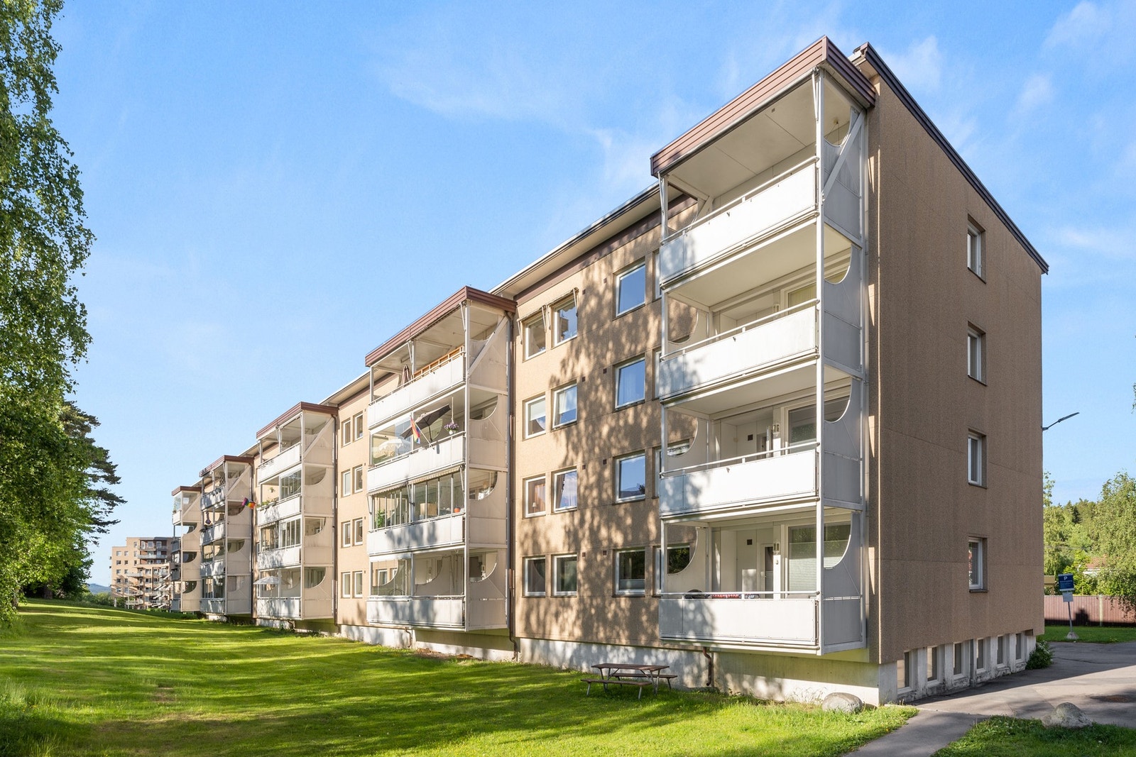 Hyggelig og pent opparbeidet fellesområde med gressplen og diverse beplantninger. Galleribilde