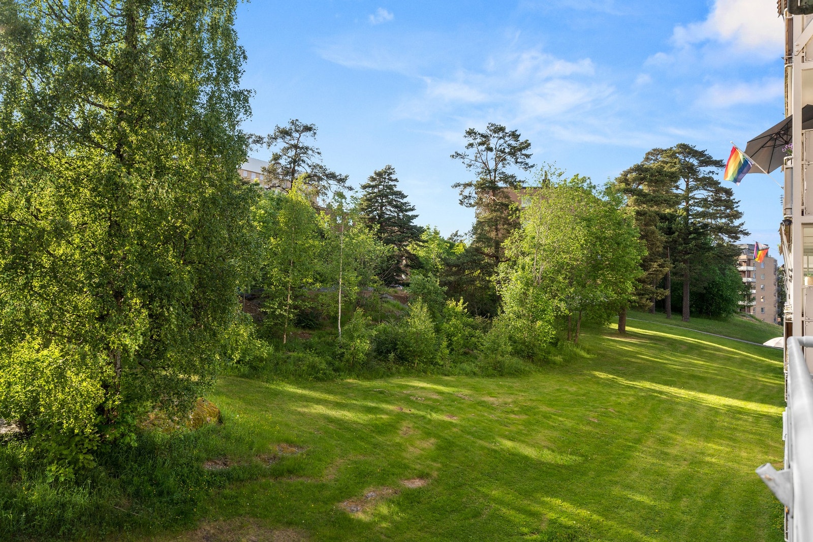 Leiligheten har en flott internbeliggenhet vendt mot idyllisk fellesområde. Galleribilde