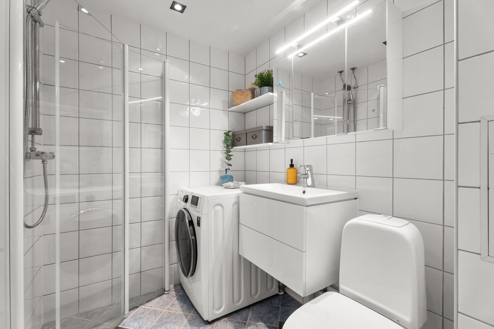 Tidløst og pent flislag baderom med varmekabler i gulv. Badet ble rehabilitert i 2008 i regi av borettslaget. Galleribilde