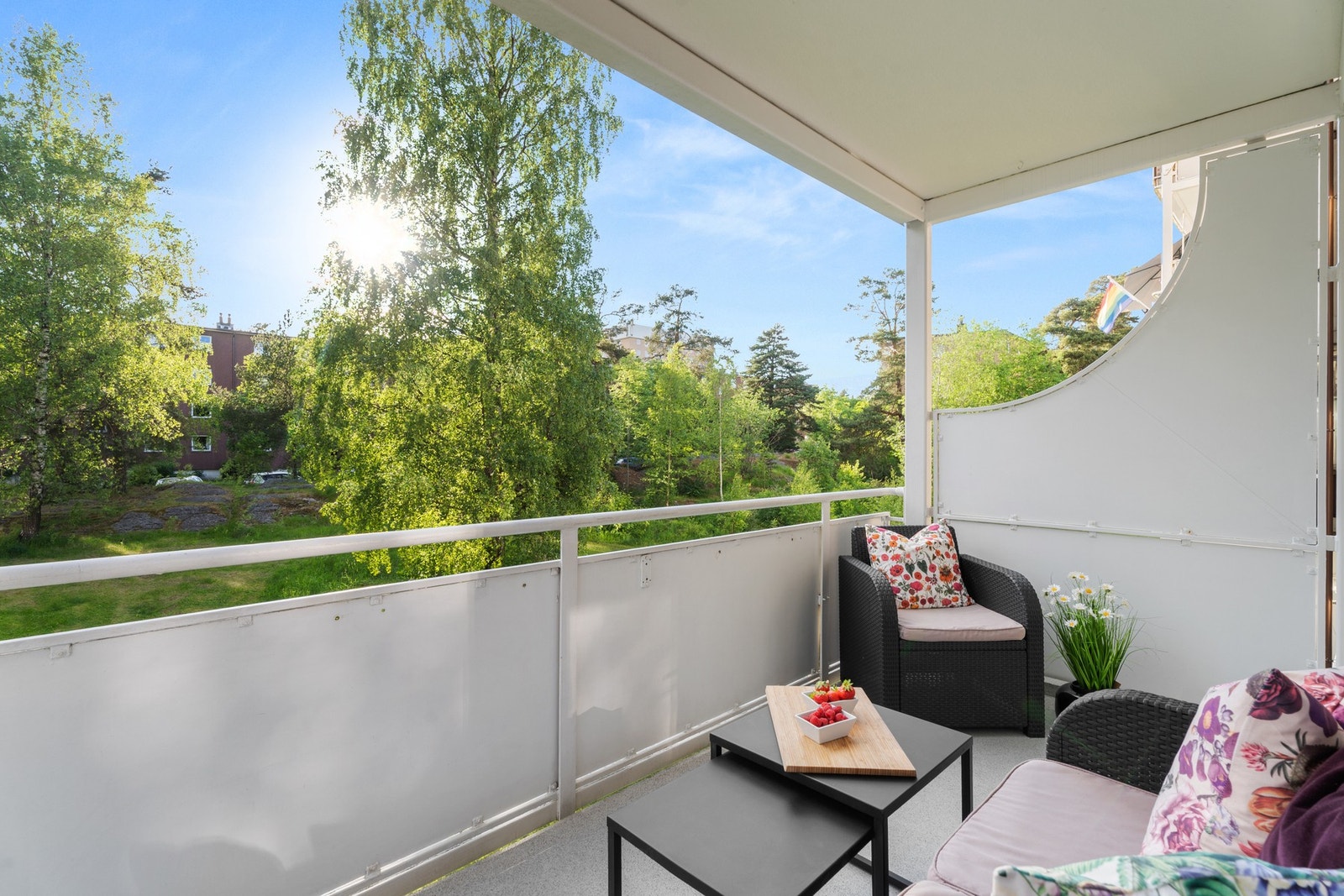 En lys og attraktiv 3-roms + kontor, med gjennomgående planløsning i 2. etasje. Galleribilde