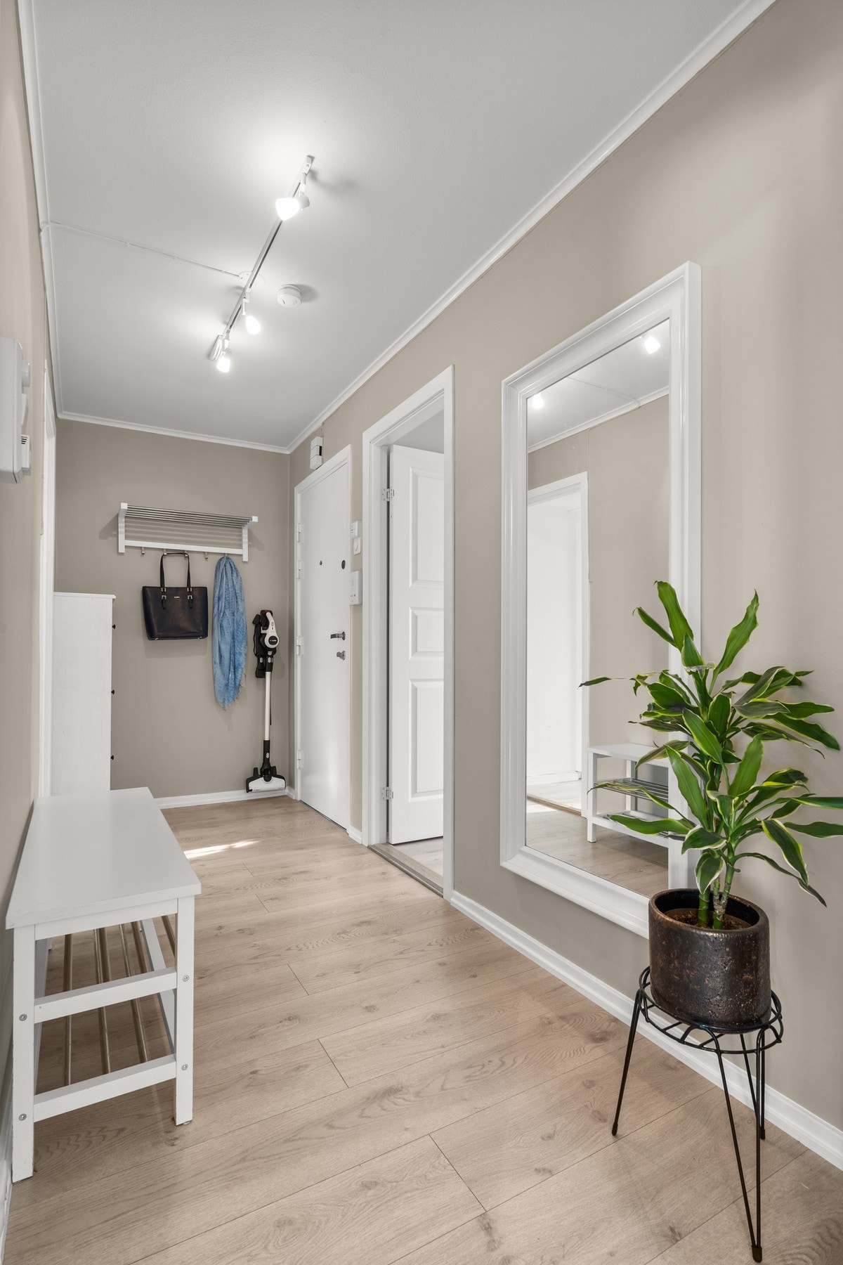 Du ønskes velkommen inn i en hyggelig entré som gir et godt førsteinntrykk av boligen. Galleribilde