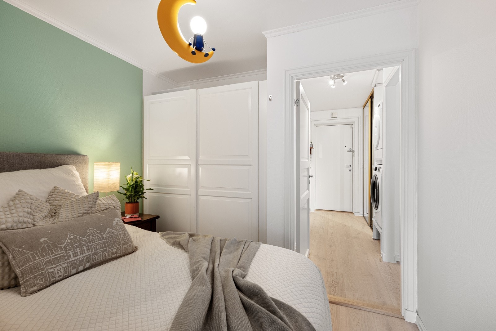 Her er det innredet med skyvedørsgarderobe og rommet har direkte adkomst til entréen og soverom Galleribilde