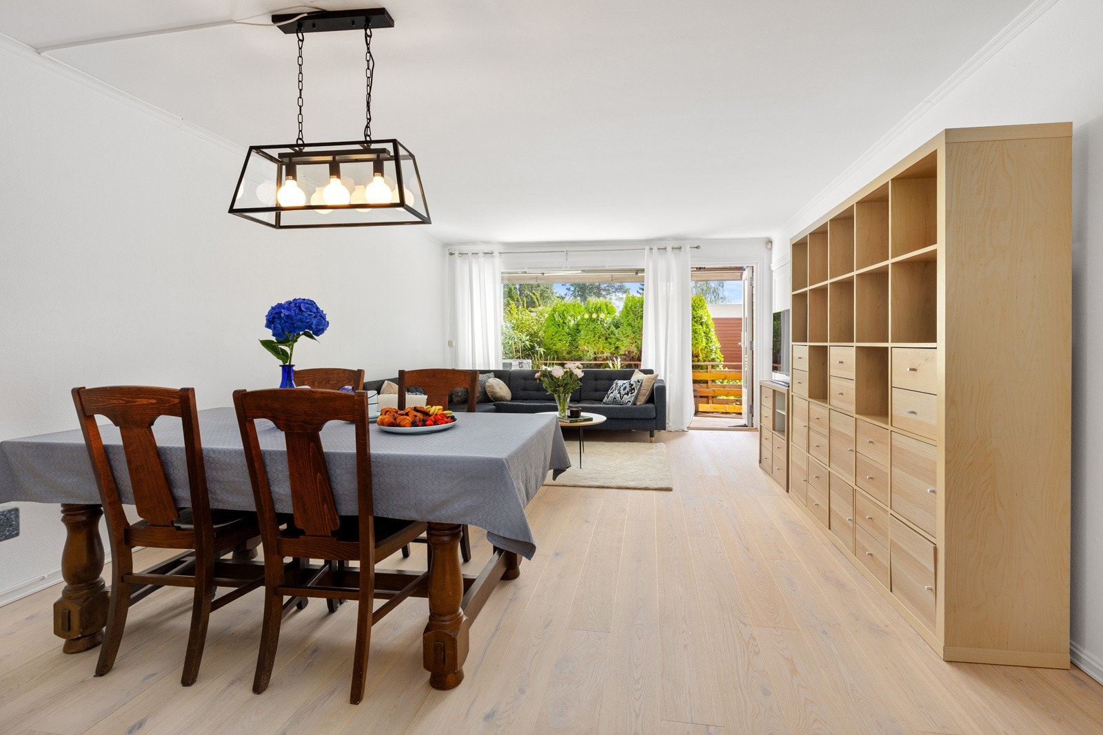 Stuen har et romslig areal med god plass til både tv-lounge og spisebord. Galleribilde