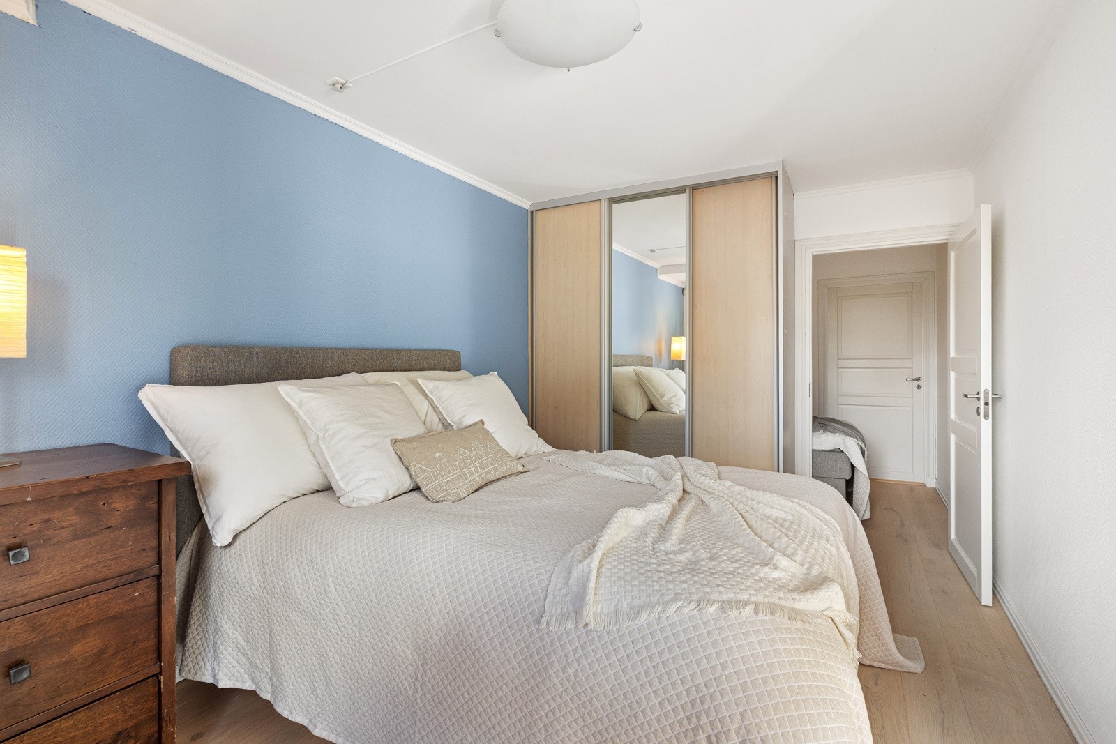 Soverommet er innredet med skyvedørsgarderobe og har adkomst til et praktisk innredet rom. Galleribilde