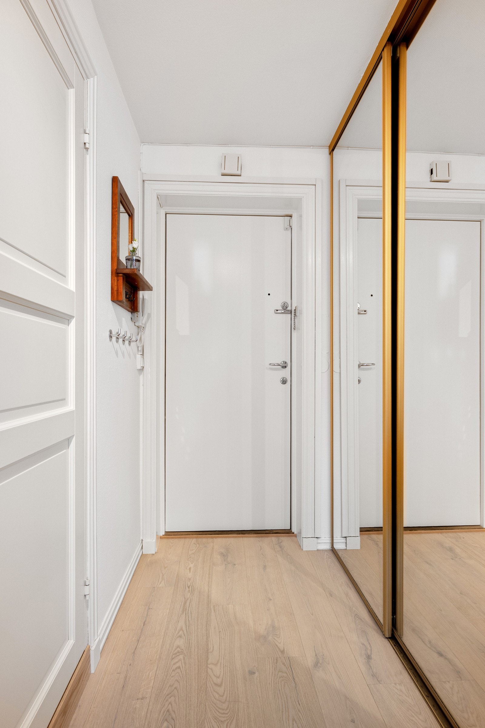 Entréen er smart innredet med skyvedørsgarderobe, dørtelefon og egen nisje til vaskesøyle. Galleribilde