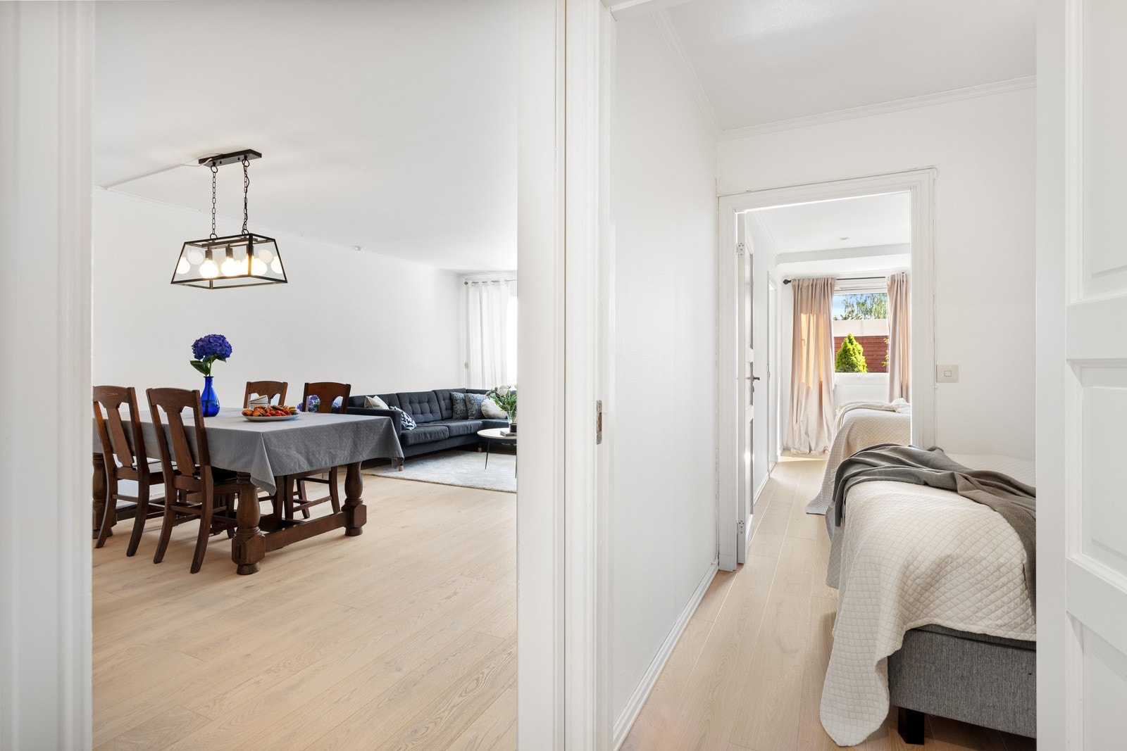 Leiligheten har en smart planløsning som gir plass til et sosialt liv, samtidig som man kan trekke seg tilbake. Galleribilde