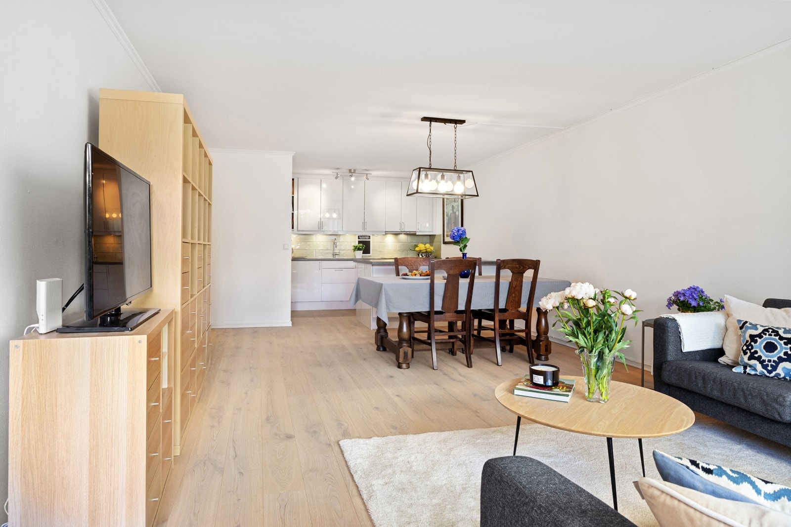 Leiligheten byr på god plass og stuen er svært møbleringsvennlig med åpen løsning til et moderne kjøkken. Galleribilde