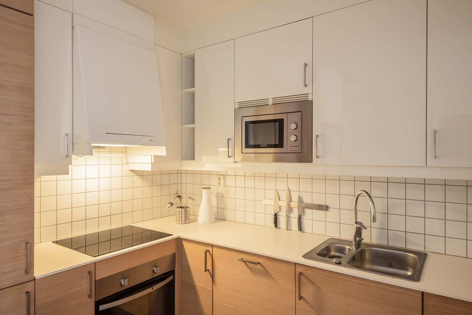 Flott kjøkken med god benkeplass, samt mye lagringsplass i over- og underskap. Galleribilde