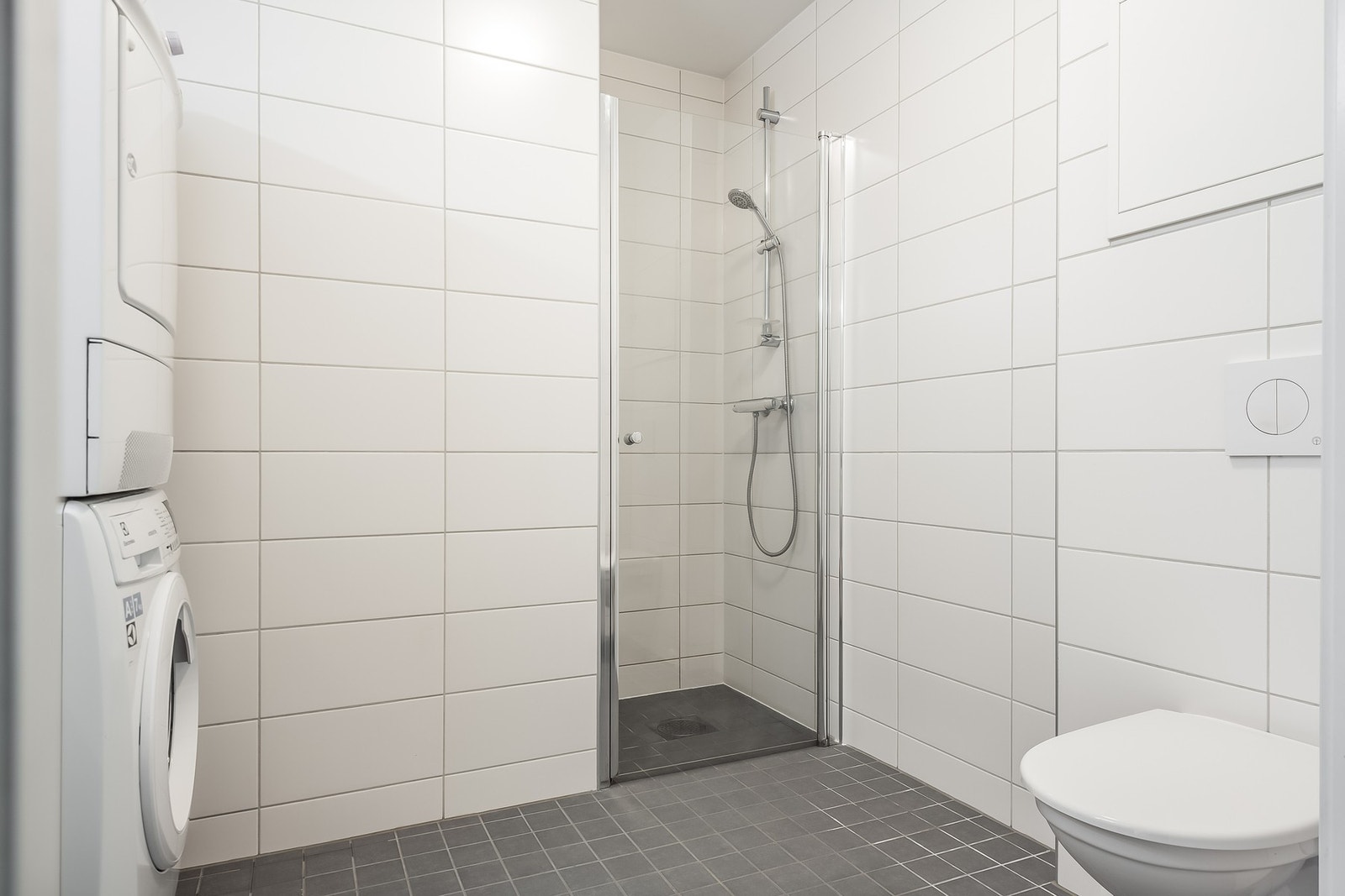 Pent, flislagt bad fra 2015 med behagelig varme i gulv. Galleribilde