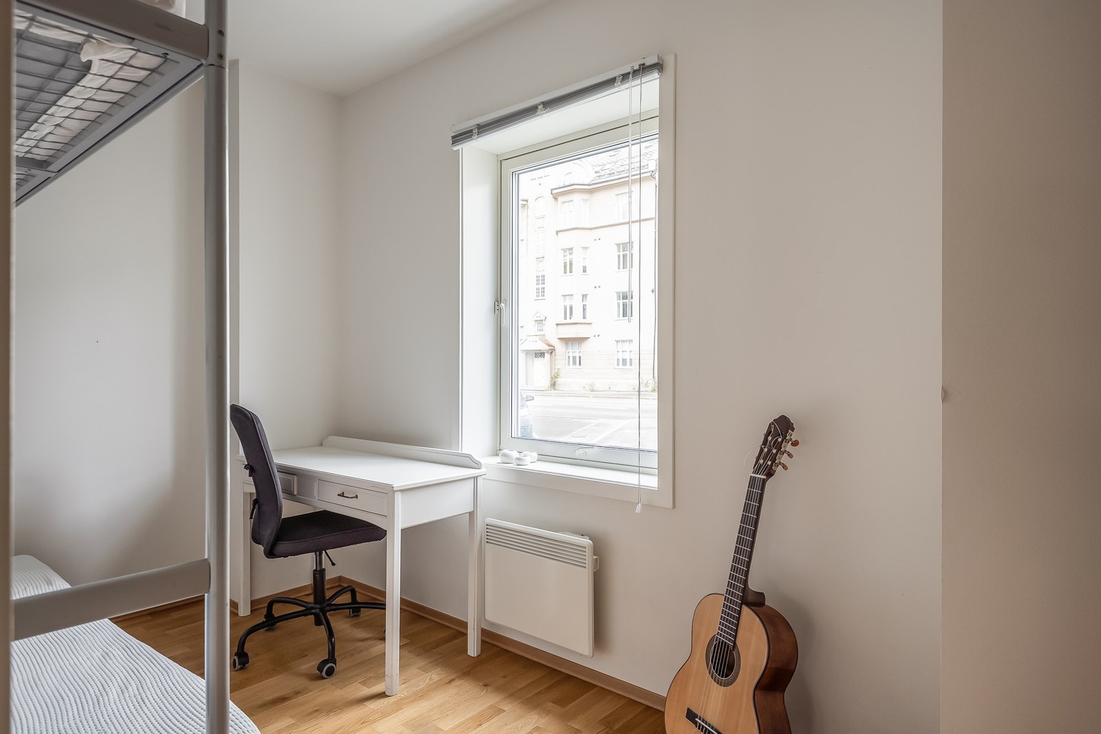 Alle rommene har god plass til både seng og garderobeløsning. Galleribilde