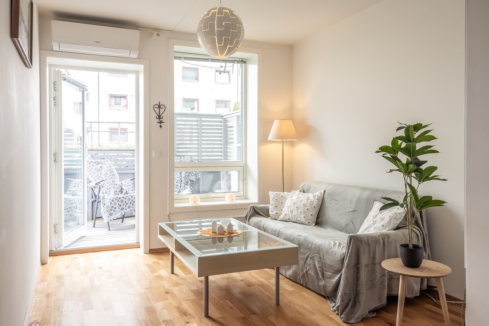 Store vindusflater slipper til rikelig med naturlig dagslys og bidrar til en lys og luftig atmosfære. Galleribilde