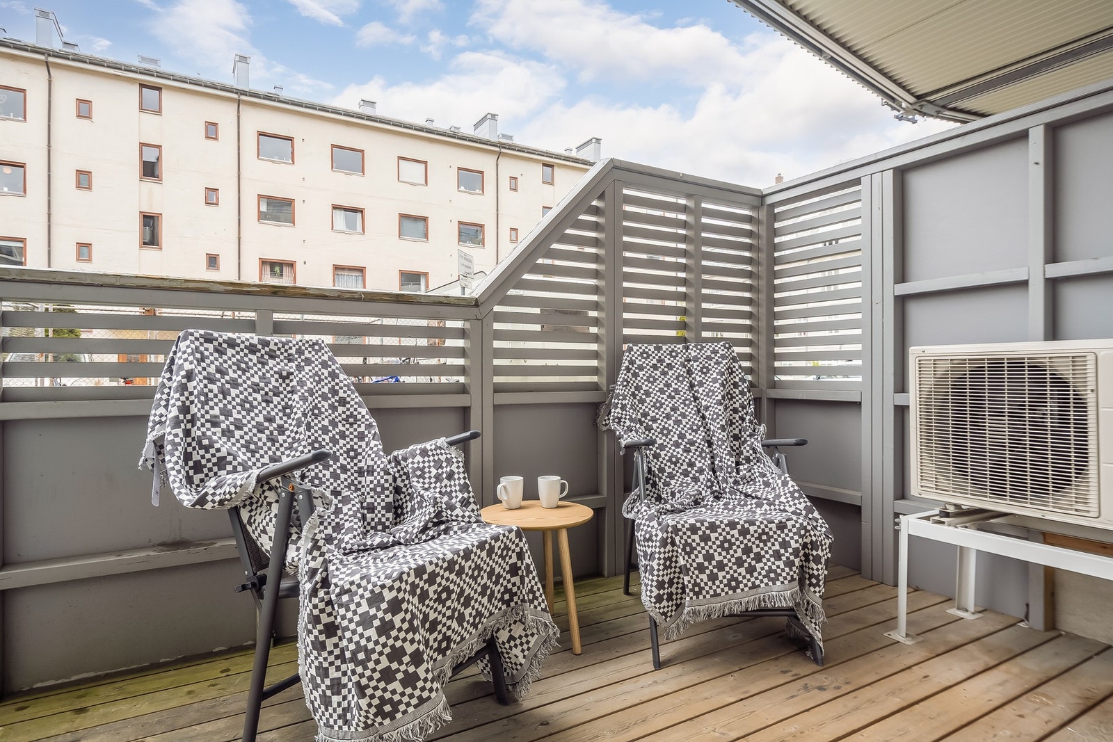 Varmepumpe bidrar til en jevn og fin oppvarming i leiligheten. Galleribilde