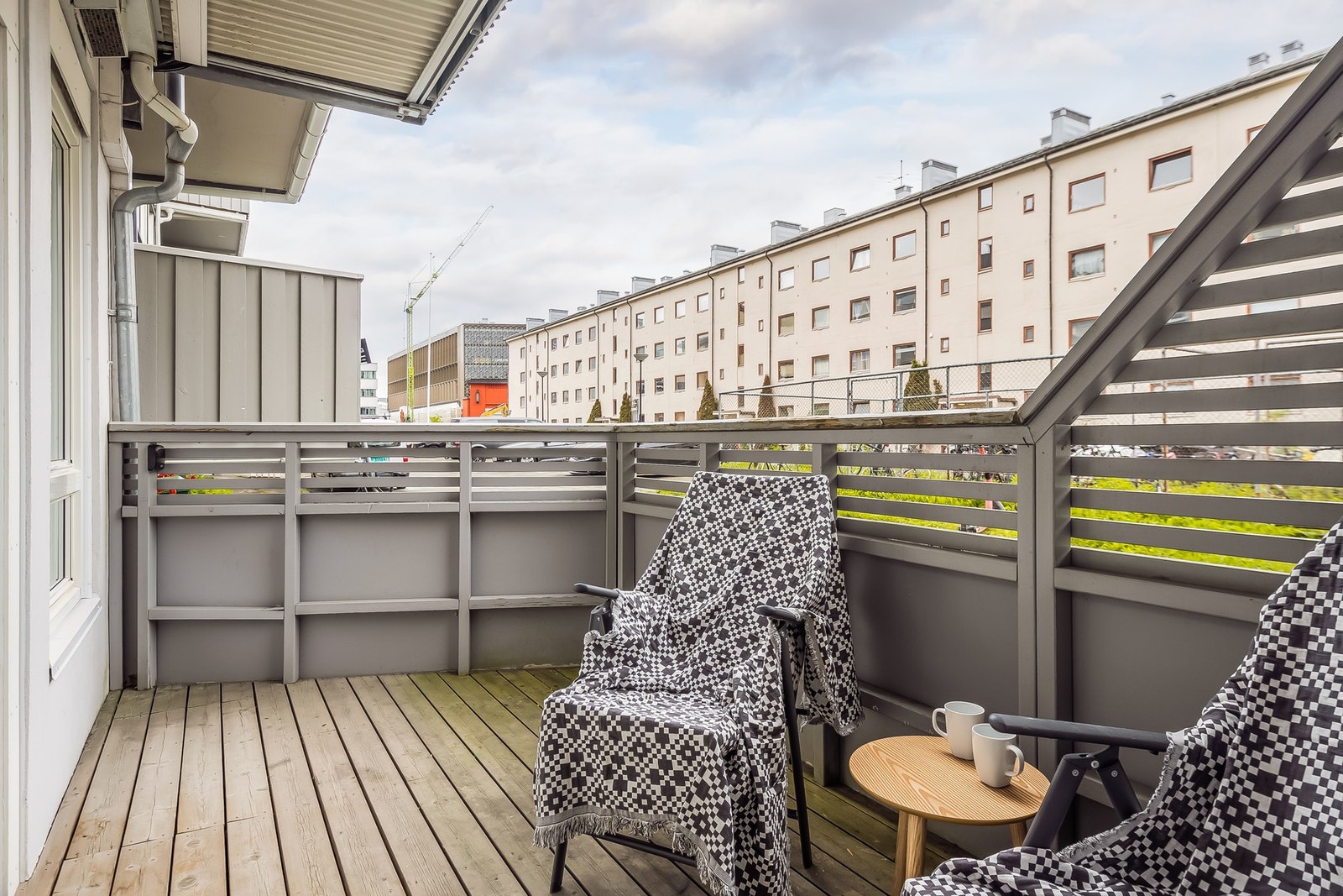 Fra stuen har man utgang til en terrasse med god plass for spisebord og sittegruppe. Galleribilde