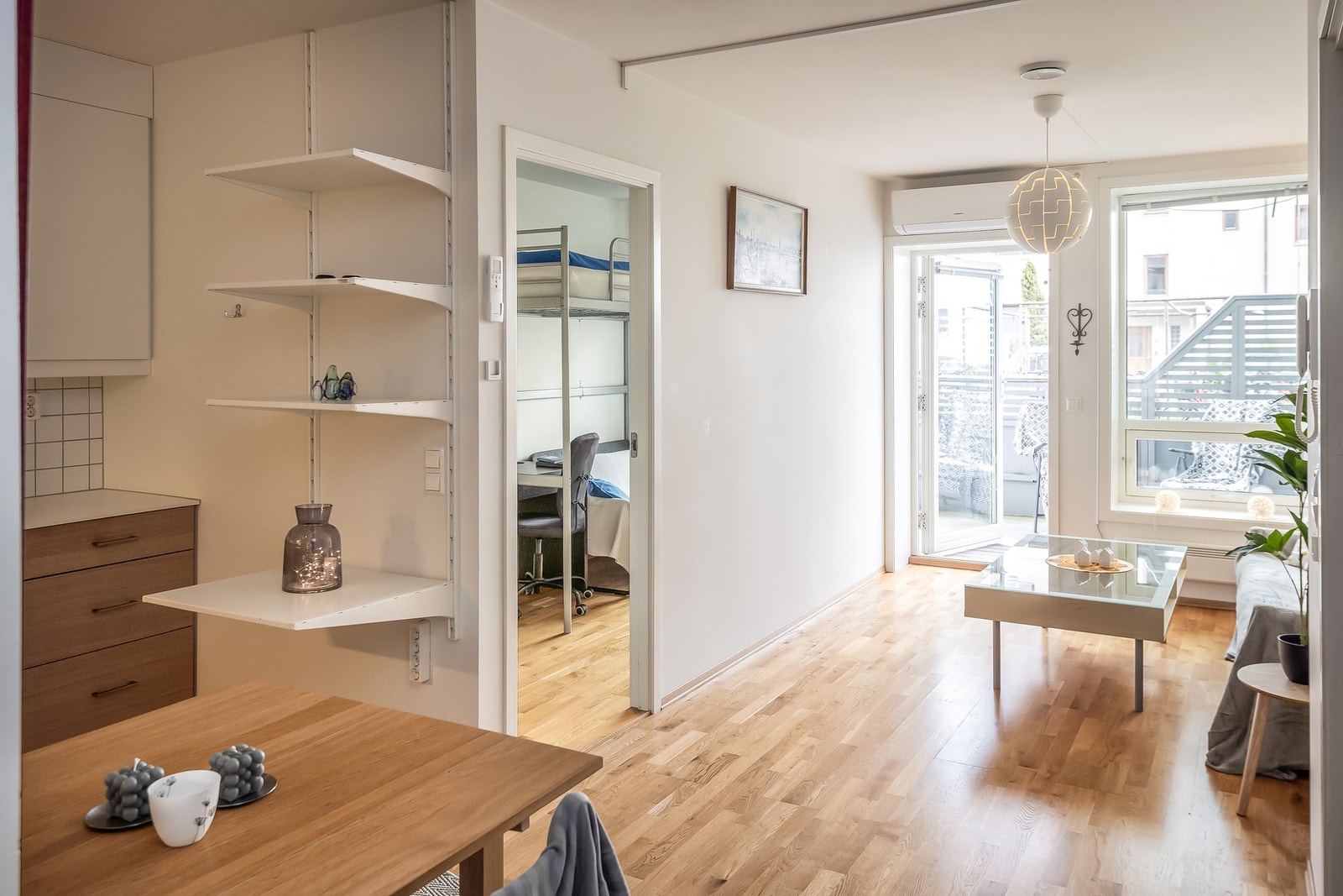 I overgangen fra stue til kjøkken er det plass for spiseseksjon. Galleribilde