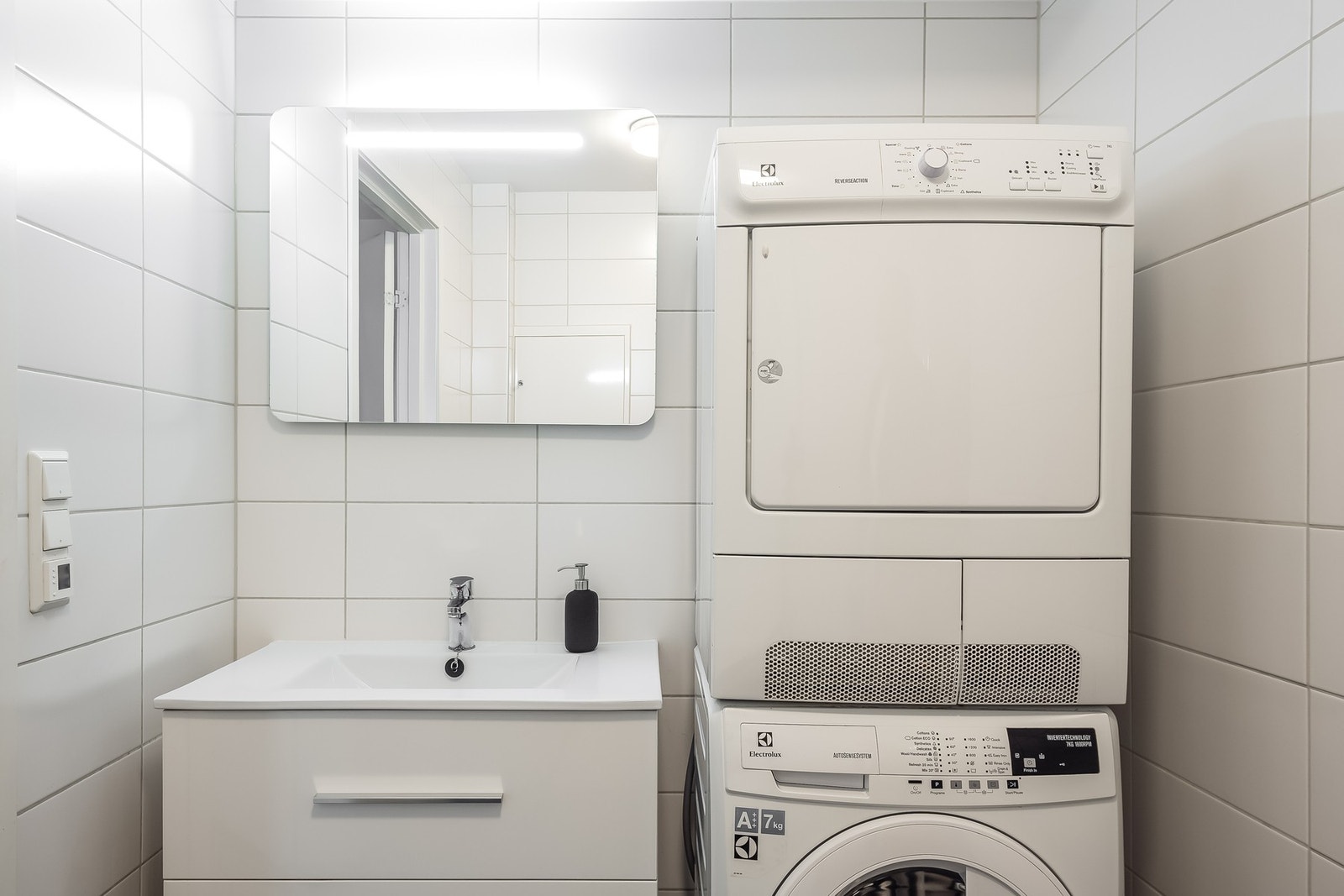 Badet er på 4 kvm og er utstyrt med dusjhjørne med glassdør, baderomsinnredning, vegghengt toalett og opplegg for vaskemaskin. Galleribilde